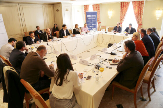 Tryeze e rrumbullaket për dialogun Kosovë-Serbi: Diskutim i Ekipit Negociator me ekspertë dhe shoqëri civile