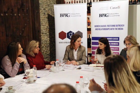 Gjakovë: Tryezë mbi fuqizimin e grupit të grave deputete përmes bashkëpunimit rajonal