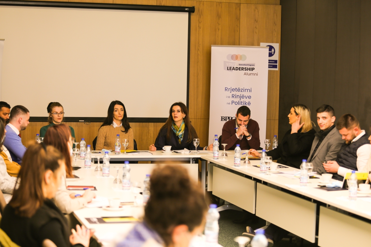 Rrjeti Alumni i Programit Ekzekutiv “Të Rinjtë në Politikë”, mbajti tryezë diskutimi mbi Bashkëpunimin Rajonal dhe Dialogun Kosovë-Serbi